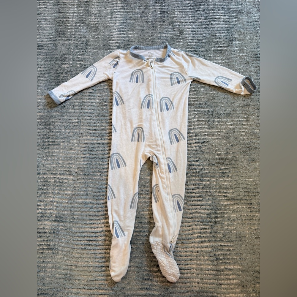 Kyte Baby Soft White & Gray Rainbow One-Piece Sleeper